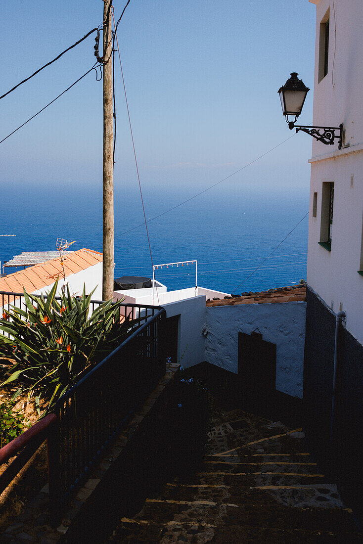 Das spanische Dorf Agulo in den Bergen von La Gomera, kanarische Inseln zur Mittagszeit