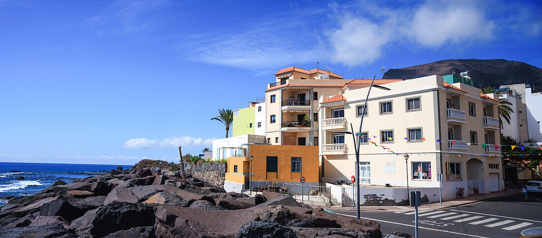 Die Hafenstadt Valle Gran Rey auf der kanarischen Insel La Gomera in der Mittagssonne