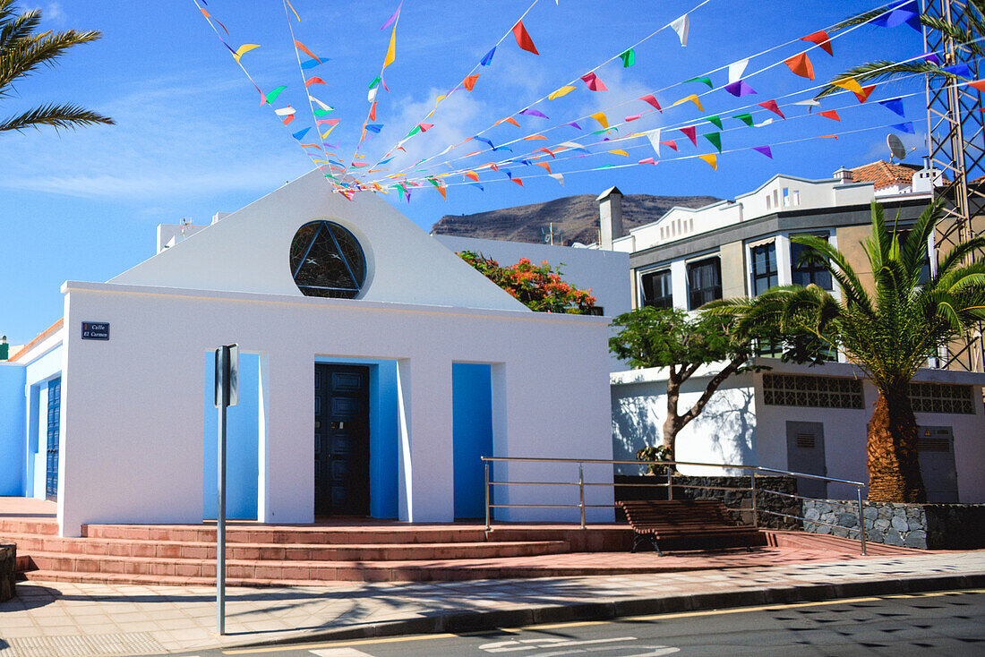 Die Hafenstadt Valle Gran Rey auf der kanarischen Insel La Gomera in der Mittagssonne