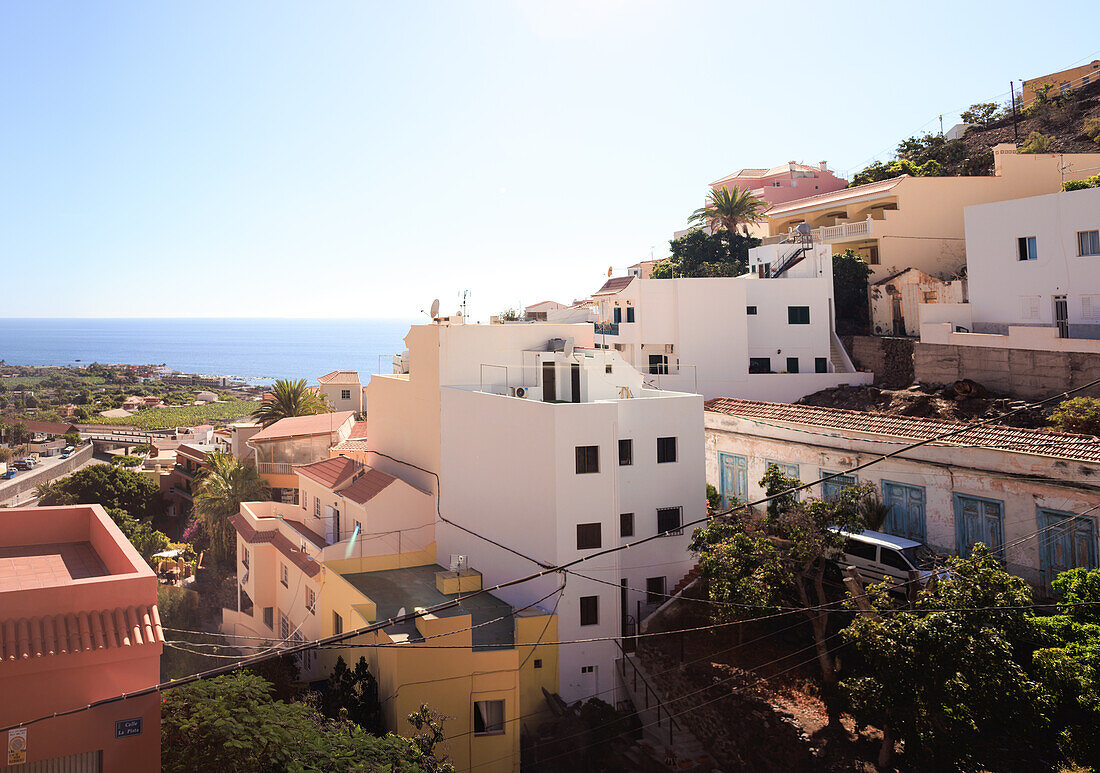 Die Hafenstadt Valle Gran Rey auf der kanarischen Insel La Gomera in der Mittagssonne