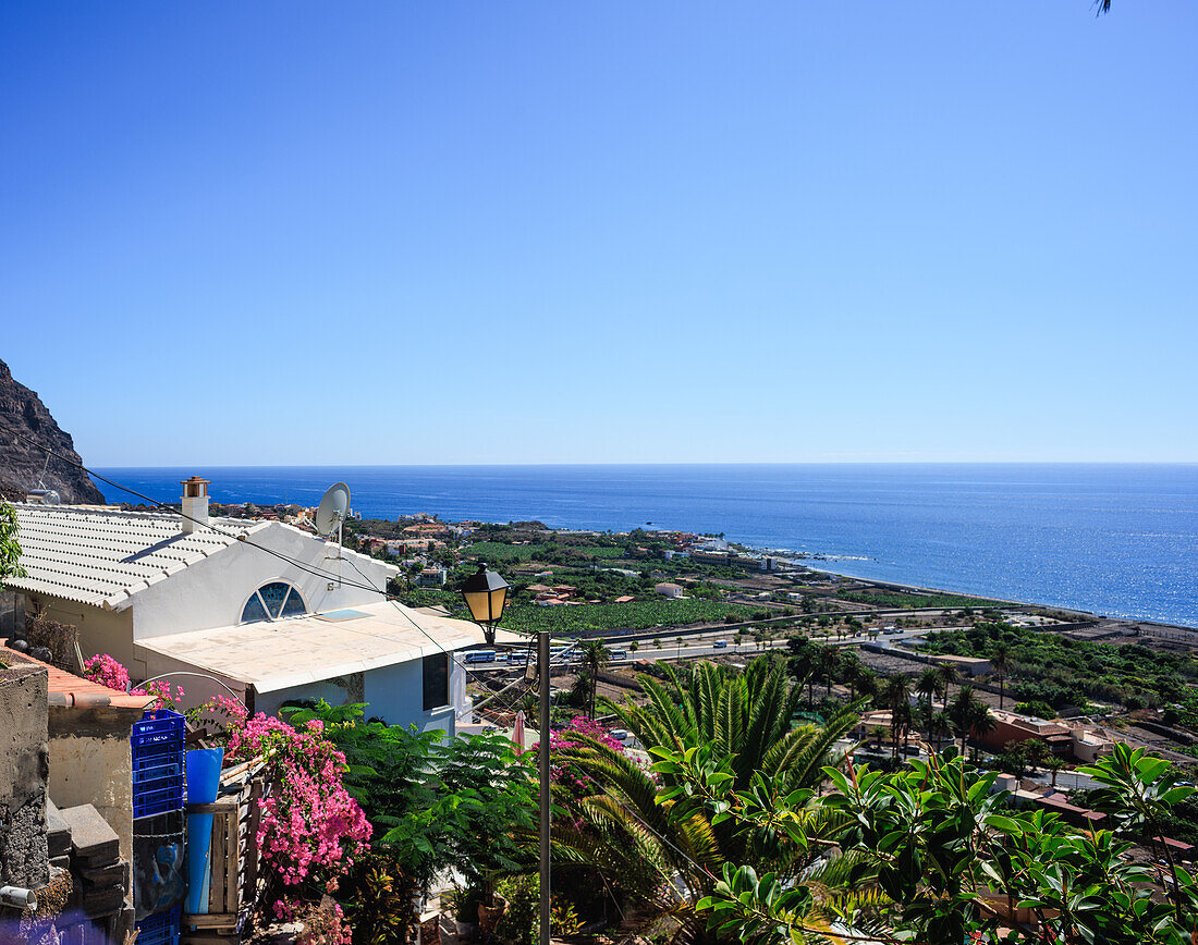 Die Hafenstadt Valle Gran Rey auf der kanarischen Insel La Gomera in der Mittagssonne