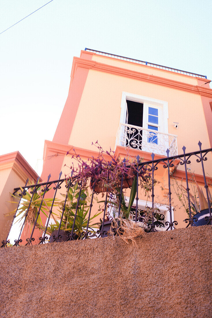  The port town of Valle Gran Rey on the Canary Island of Gomera in the midday sun. 