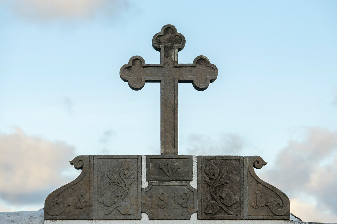 Kruzifix auf dem Friedhof der Kirche von Senhor Santo Cristo dos Milagres in Fazenda das Lajes, Insel Flores, Azoren, Portugal