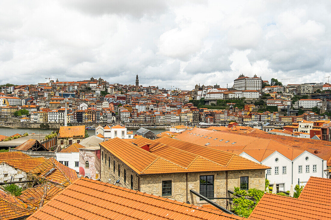 Stadtteil Vila Nova de Gaia und Blick über den Fluss Duero auf Altstadt Cais da Ribeira, Porto, Portugal