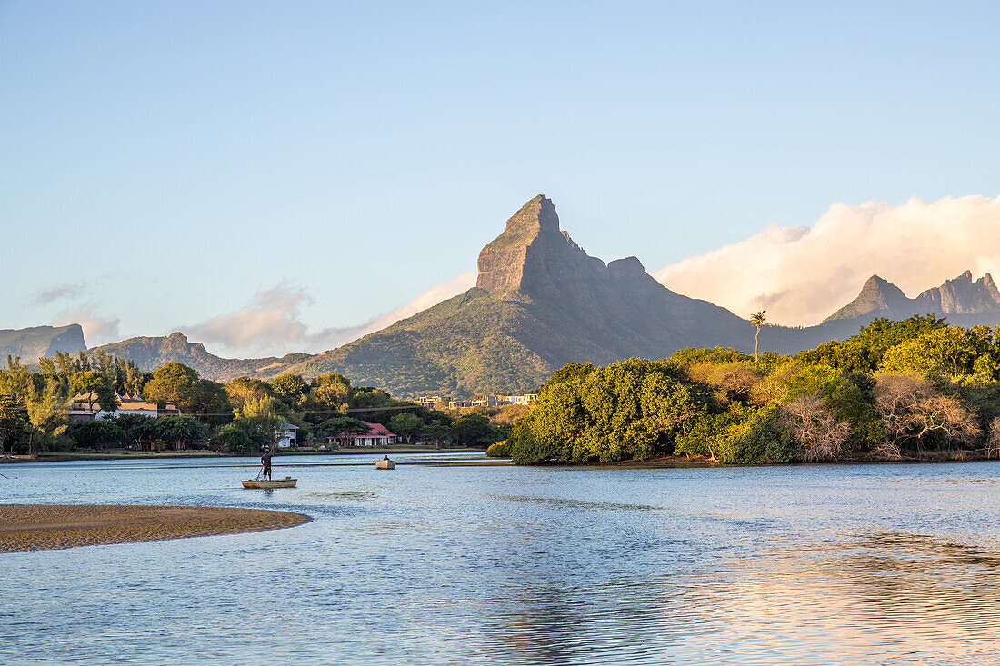 Bucht mit Flachen Strand im Sonnenuntergang, Tamarin,  Rivière Noire, Westküste, Insel Mauritius, Indischer Ozean, Ost-Afrika