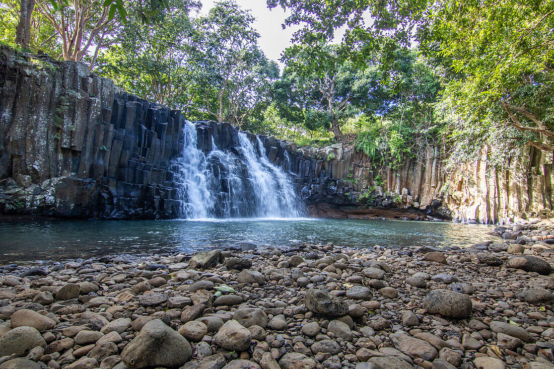 Rochester Falls, Tropische Natur und Landschaft am  Wasserfall aus Basaltstelen, Distrikt Savanne, Insel Mauritius, Indischer Ozean, Ost-Afrika