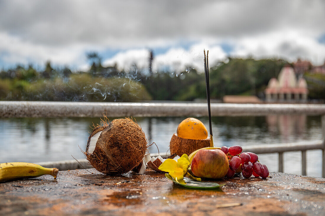 Obst als Opfergabe, Kratersee Grand Bassin, auch Ganga Talao, hinduistische Pilgerstätte, Distrikt Savanne, Insel Mauritius, Indischer Ozean, Ost-Afrika