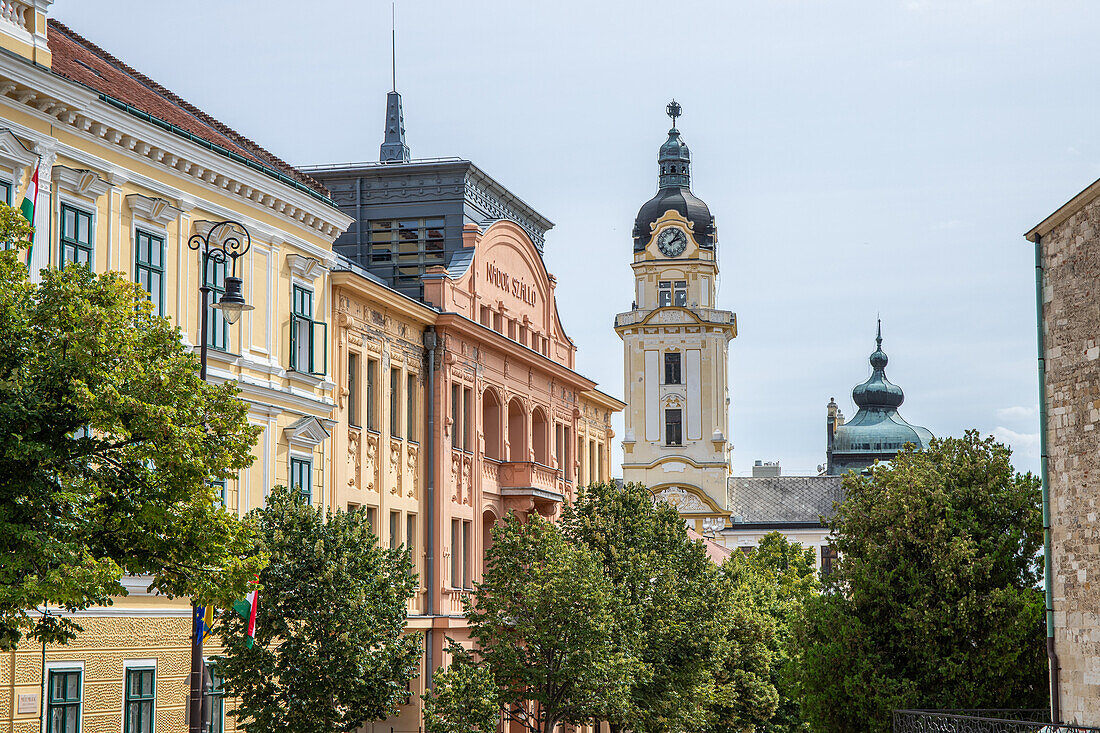  Széchenyi Square, central square with old historical buildings. In the middle of the Five Churches City of Pécs, Dél-Dunántúl, Hungary 