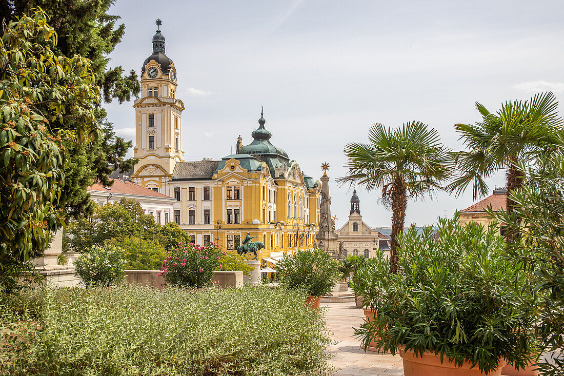 Kirchen und Paläste mit Rathaus am Széchenyi-Platz, Pécs, Südtransdanubien (Dél-Dunántúl), Ungarn