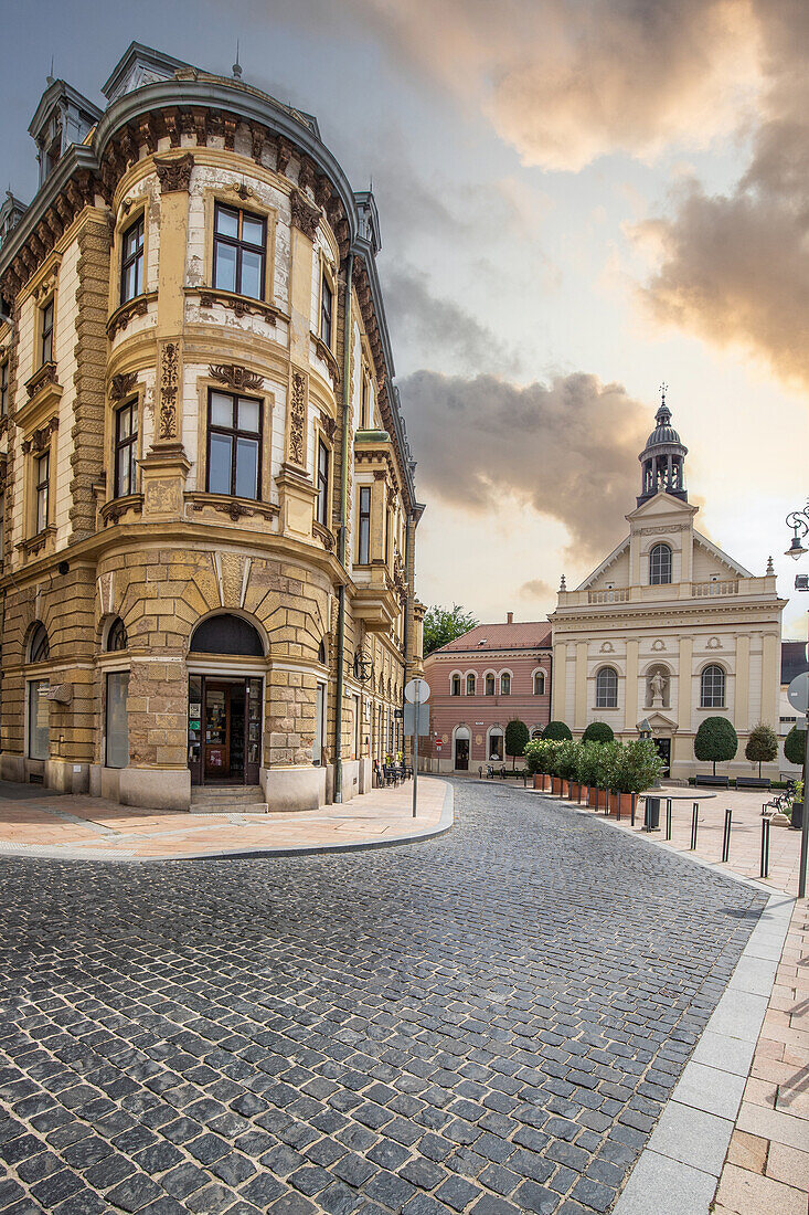  Széchenyi Square, central square with old historical buildings. In the middle of the Five Churches City of Pécs, Dél-Dunántúl, Hungary 