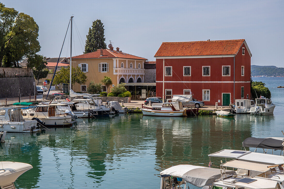 Zadarske gradske zidine, historischer Hafen mit kleinen Booten und einem roten Haus. Zadar, Adria, Dalmatien, Kroatien, Mittelmeer