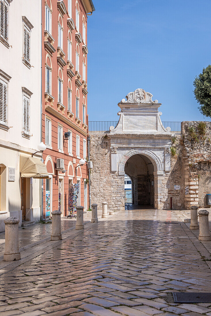 Zadar, Straßen, Gassen und Gebäude einer historischen mediterranen Altstadt am Mittelmeer, Adria, Zadar, Dalmatien, Kroatien