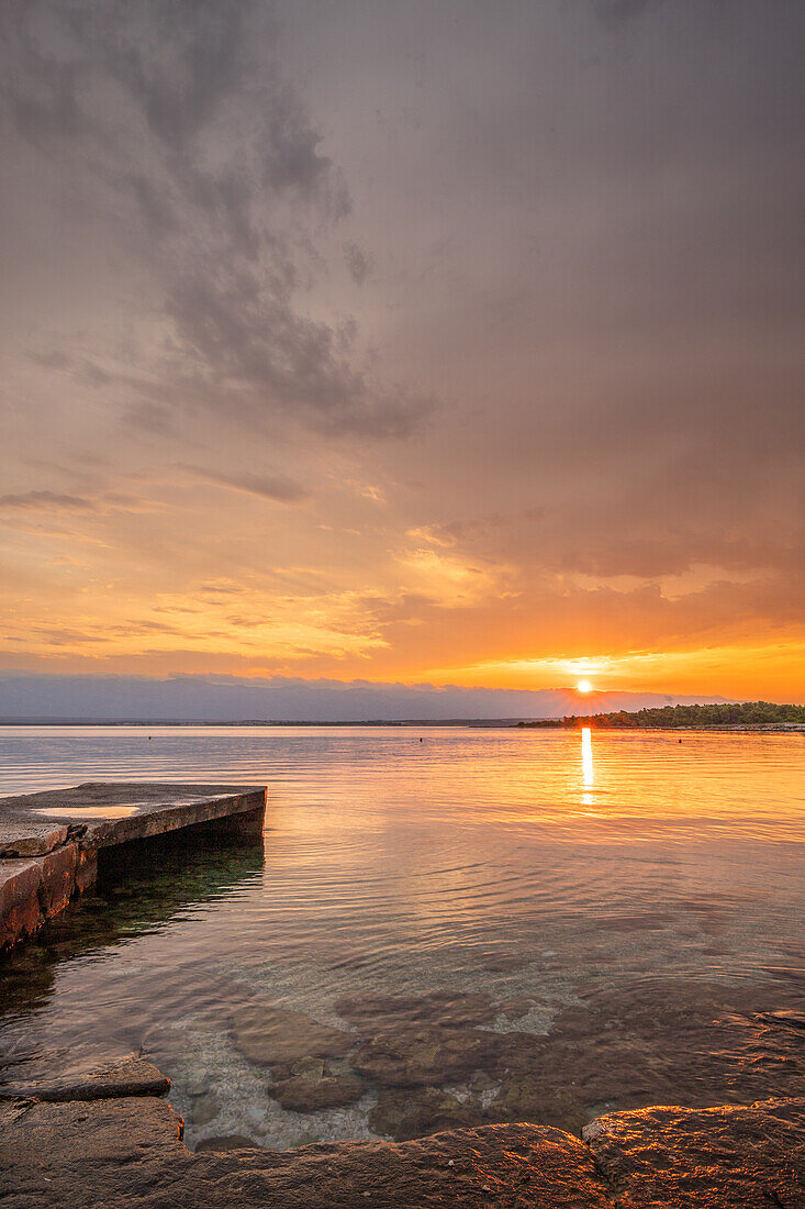 Insel Vir, Strand am Morgen zum Sonnenaufgang, felsige Küste, mediterrane Landschaft, Zadar, Dalmatien, Kroatien, Adria, Mittelmeer