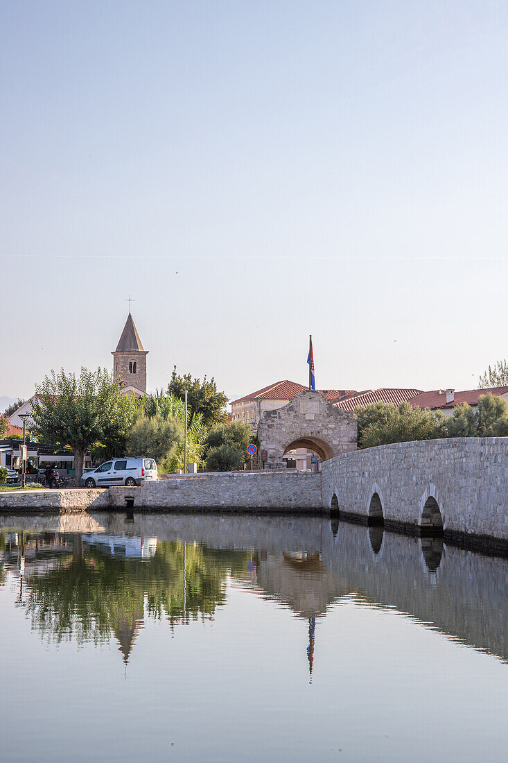 Nin, kleine Mittelmeerstadt, massive Stadtmauer, in einer Lagune, Zadar, Dalmatien, Kroatien, Adria