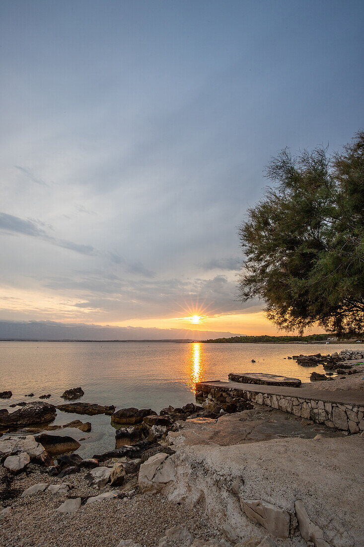 Insel Vir, Strand am Morgen zum Sonnenaufgang, felsige Küste, mediterrane Landschaft, Zadar, Dalmatien, Kroatien, Adria, Mittelmeer