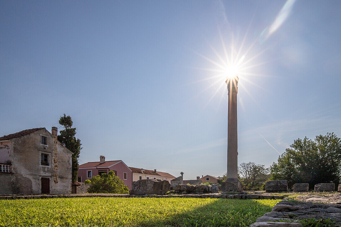 Nin, Historische Gebäude einer kleinen Mittelmeerstadt, Sonne auf einer Säule, Zadar, Dalmatien, Kroatien, Adria