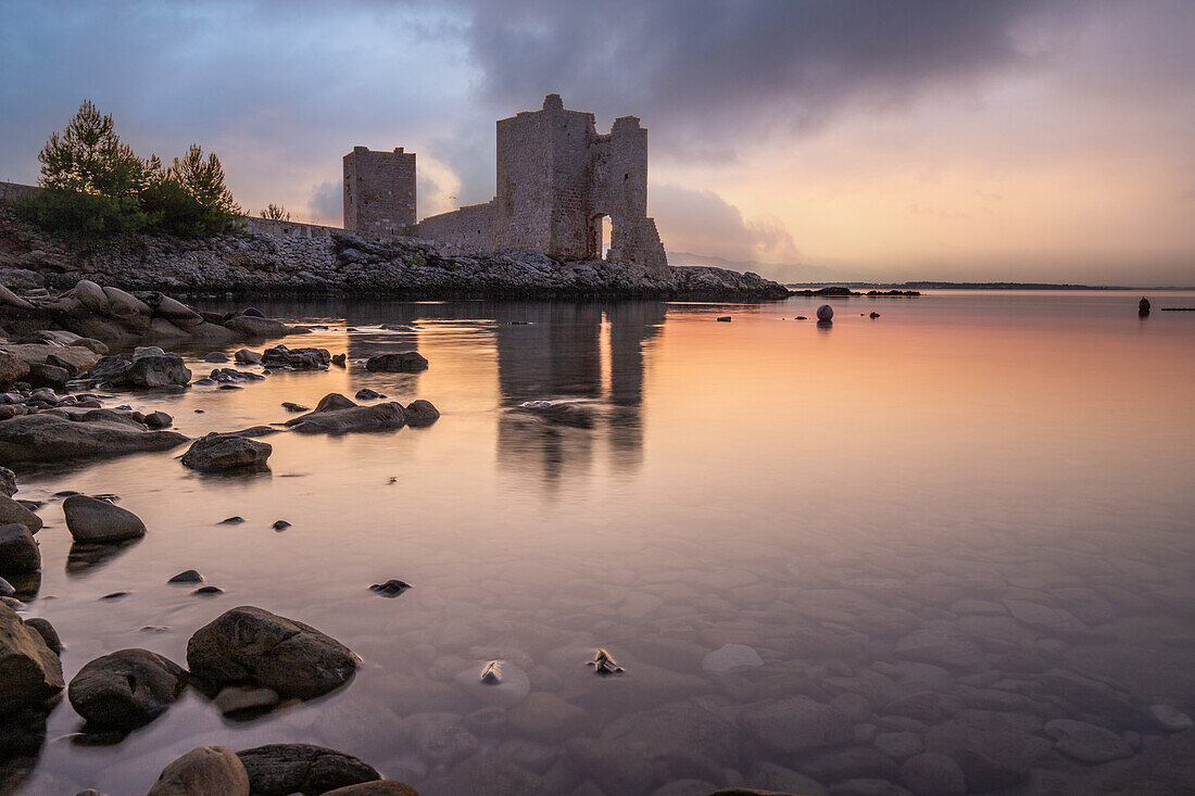 Burg Kastelina, Bucht am Mittelmeer mit ruhigem Wasser bei Sonnenaufgang, mediterrane Landschaft der Insel Vir, Zadar, Dalmatien, Kroatien, Adria