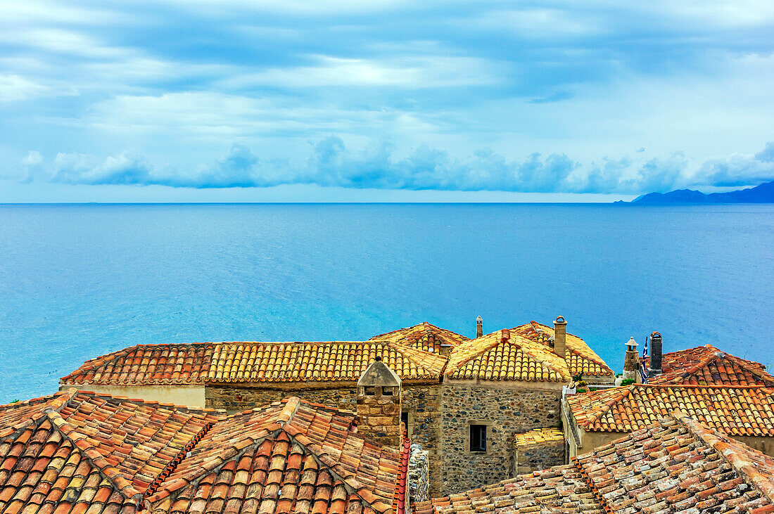 Blick über Mittelalterliche Stadt Monemvasia bei Regenwolken, Küste Lakonien, Halbinsel Peloponnes, Ägäis, Griechenland