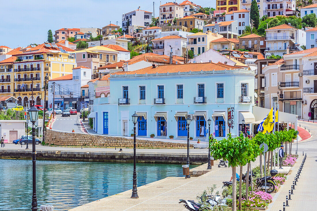 Hafenpromenade in Pylos, eine Hafenstadt in Messenien, Halbinsel Peloponnes, Ionisches Meer, Griechenland