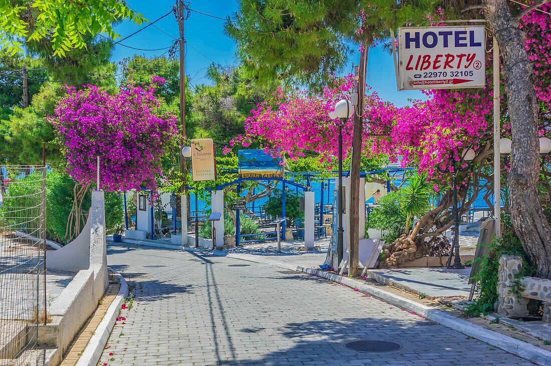 Straße zu Restaurants am Strand, Agia Marina, Insel Ägina, südwestlich von Athen, Saronischer Golf, Westliche Ägäis, Griechenland