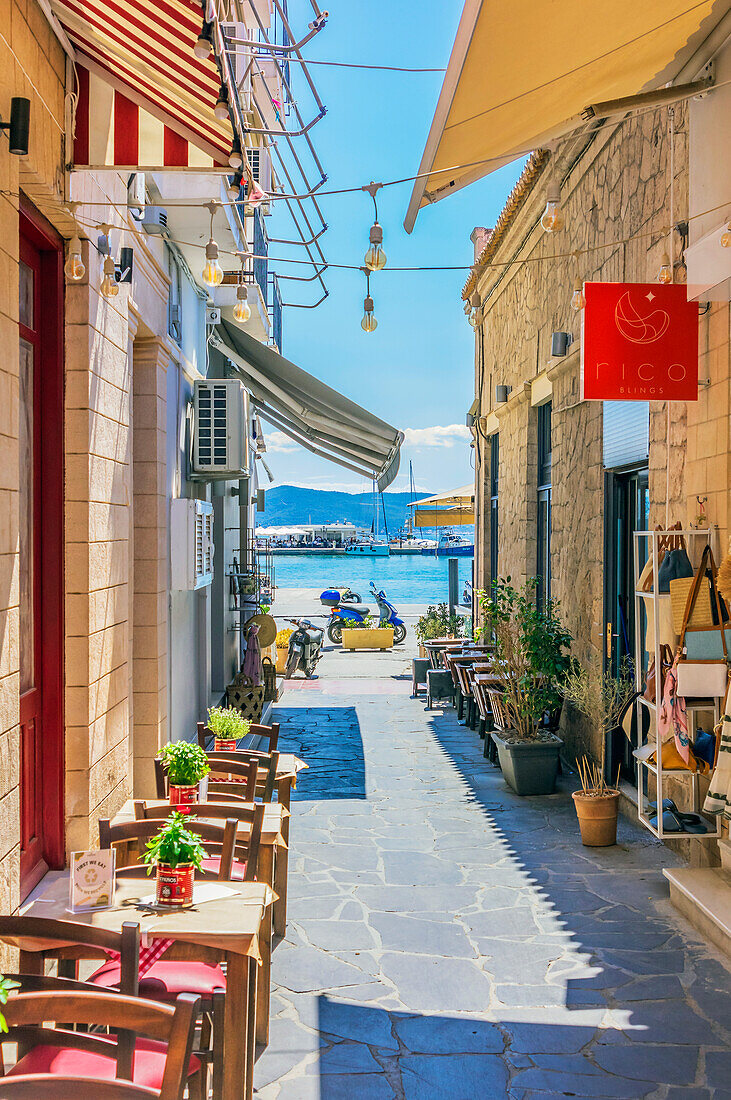 Restaurant in Altstadtgasse am Hafen, Hauptstadt Ägina, Insel Ägina, südwestlich von Athen, Saronischer Golf, Westliche Ägäis, Griechenland