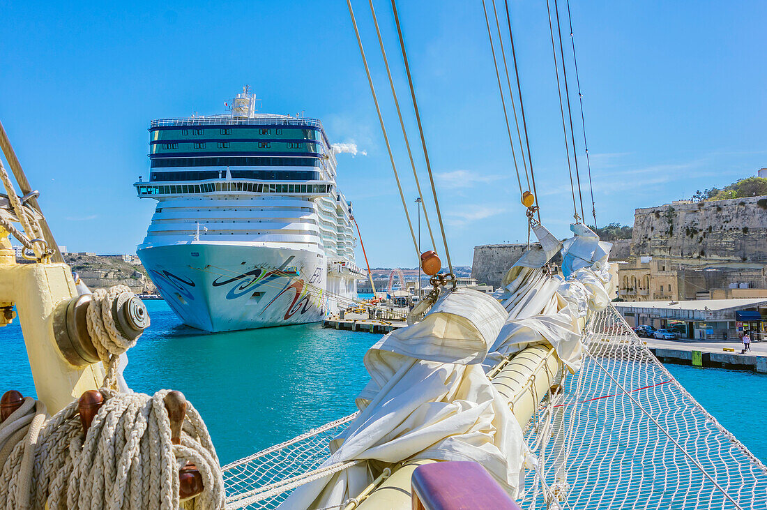 Kreuzfahrtschiff und Segelschiff im Hafen von Valletta, Malta