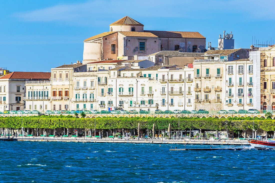 Begrünte Uferpromenade mit sehenswerten Gebäuden in Syrakus, Sizilien, Italien 