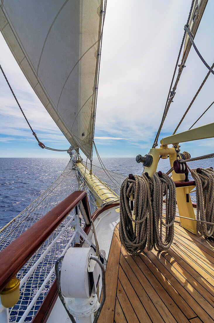 Ansichten vom Bug eines Segelschiffes vor Malta