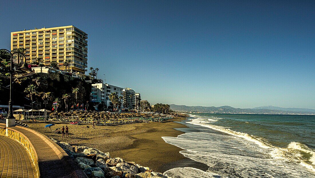 Strand El Bajondillo und Hotelanlagen am Paseo Maritimo,  Torremolinos, Provinz Malaga, Costa del Sol, Andalusien, Spanien