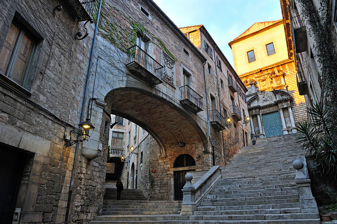  Bogen unter dem Agullana-Palast und Treppe zur Kirche Sant Marti Sacosta, Girona, Katalonien, Spanien, Europa 