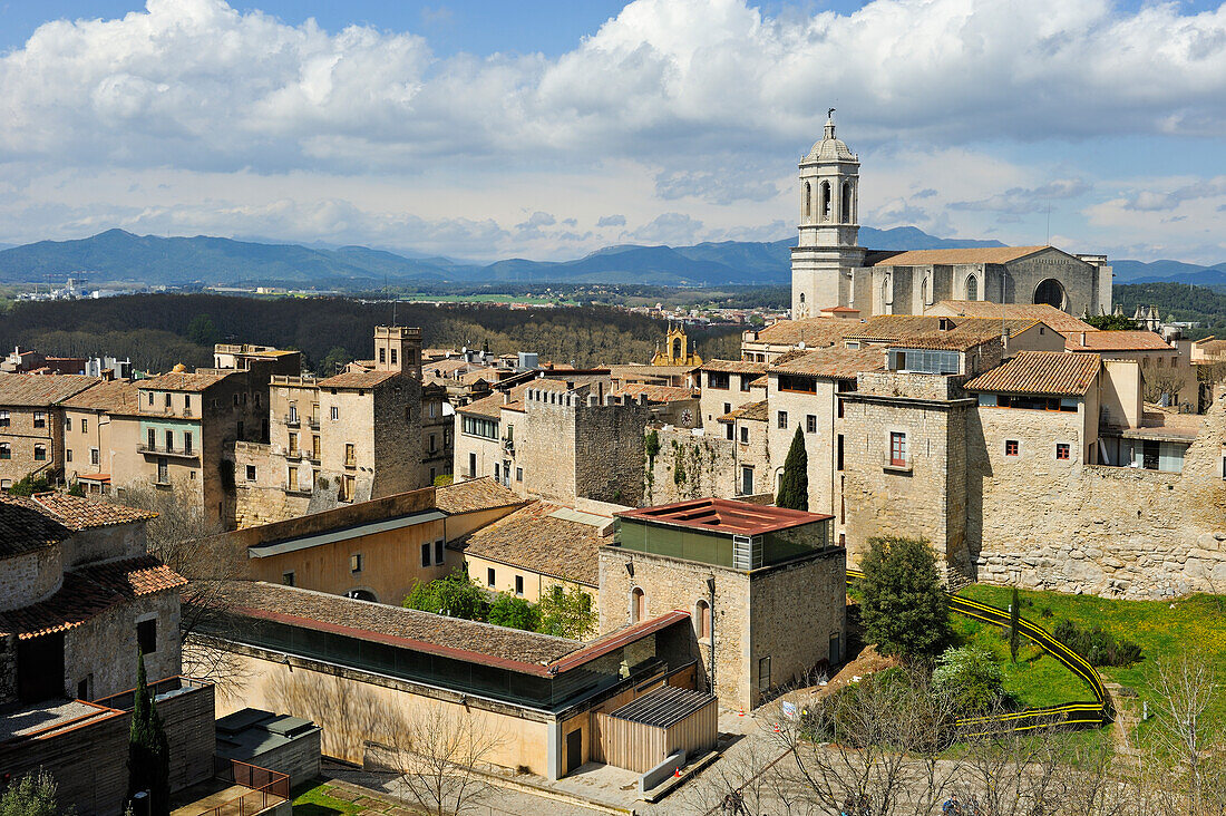 Blick auf Girona von der Stadtmauer der Altstadt, Katalonien, Spanien, Europa