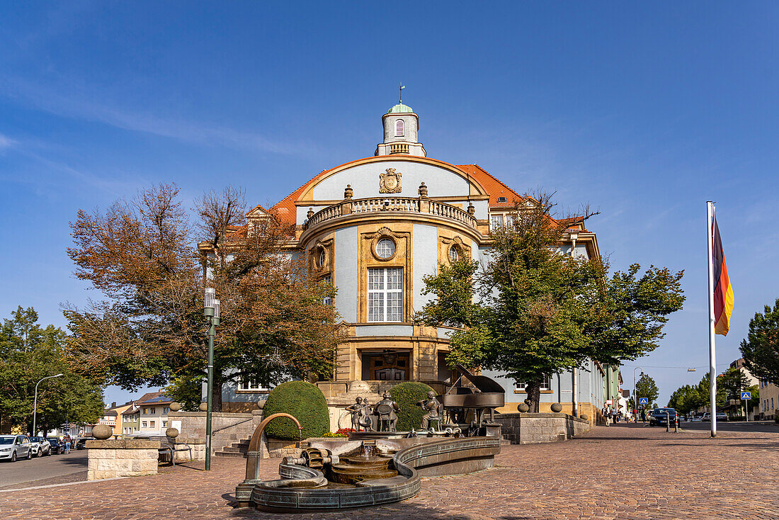 Musikantenbrunnen vor dem Blauen Rathaus in Donaueschingen, Baden-Württemberg, Deutschland