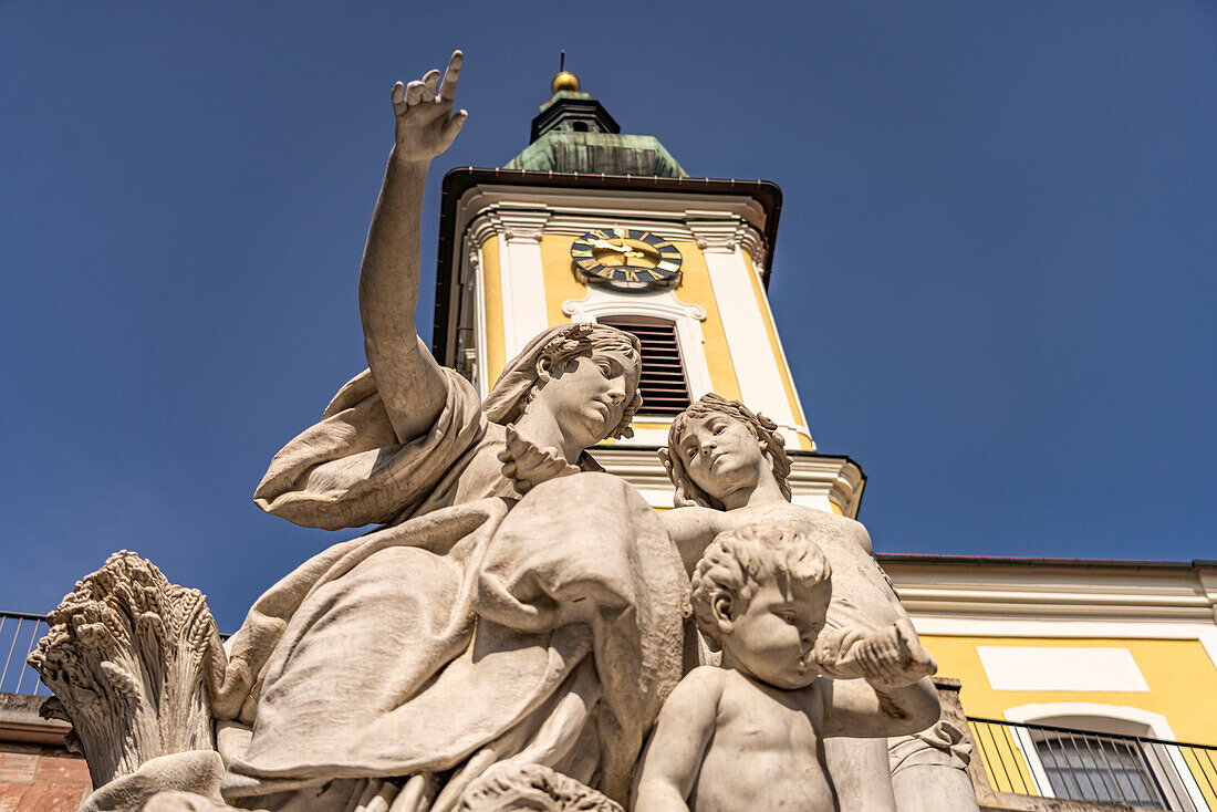 Figurengruppe der Mutter Baar und die Katholische Kirche St. Johann in Donaueschingen, Baden-Württemberg, Deutschland