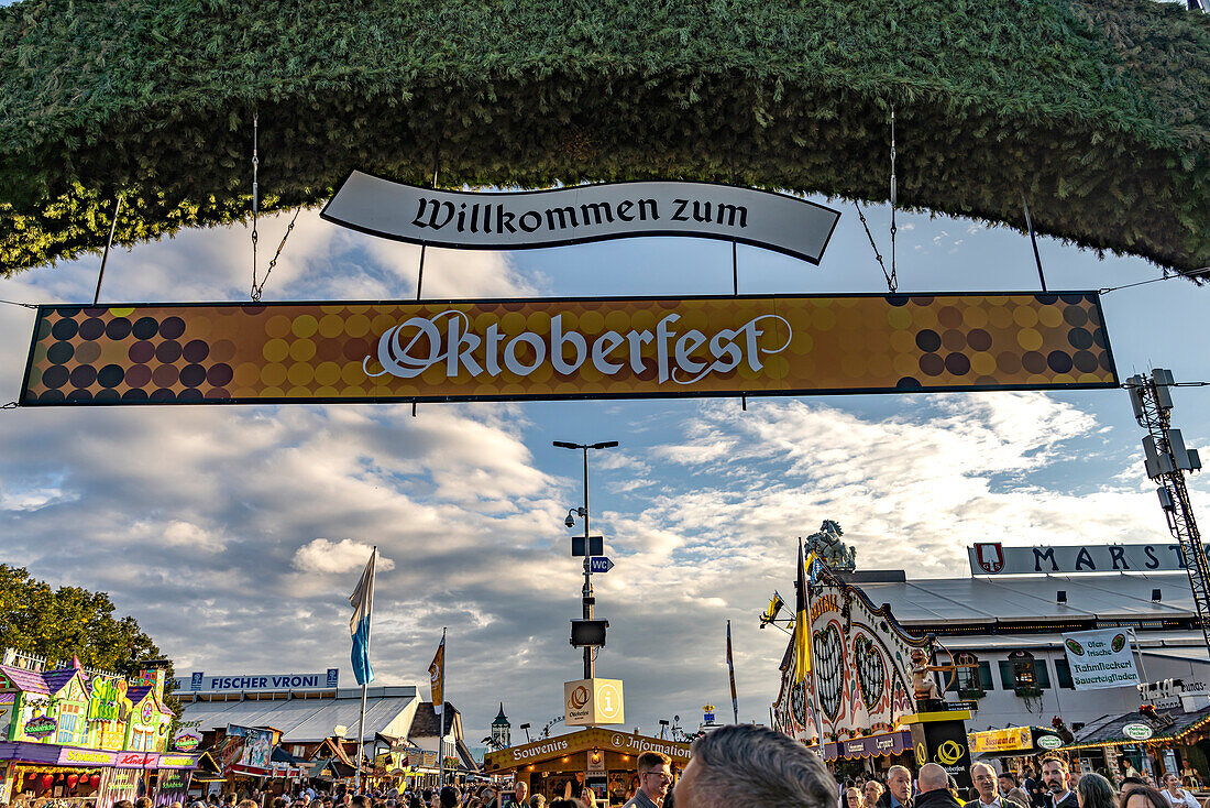  Sign &quot;Welcome to Oktoberfest&quot; 2024 in Munich, Bavaria, Germany  