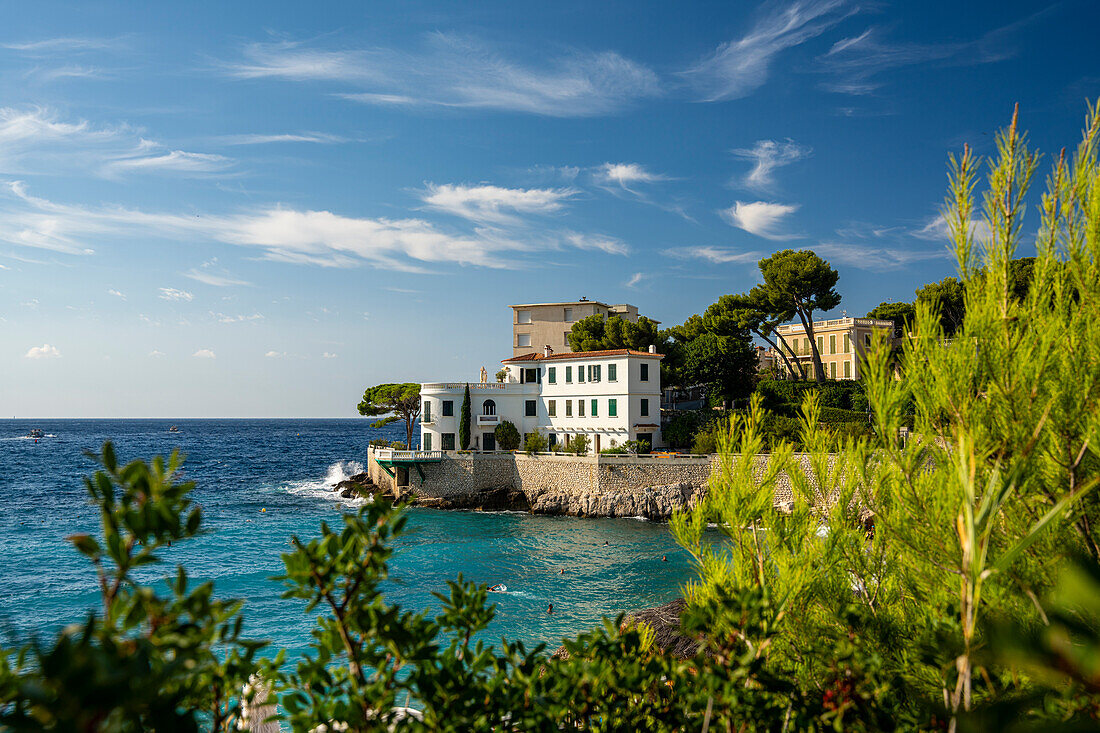 Blick über den Strand du Bestouan auf das Kino “The French Connection”, Charnier’s House, Cassis, Provence, Frankreich, Europa