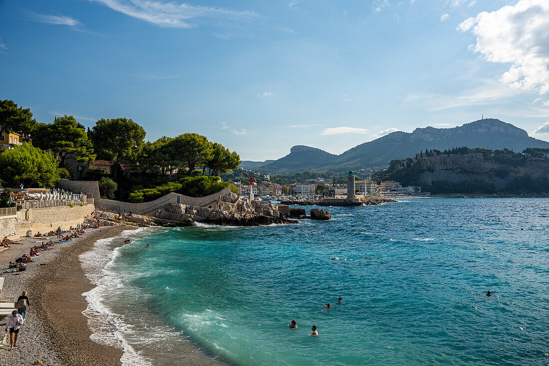  View over the beach du Bestouan to the harbor entrance of Cassis, Provence, France, Europe 