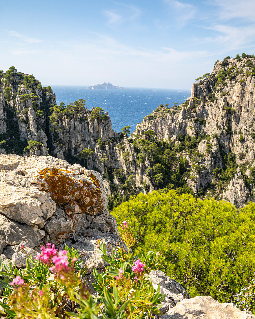 Blick zwischen Felsen zur Ile Riou im Nationalpark Calanques zwischen Cassis und Marseille, Provence, Frankreich, Europa