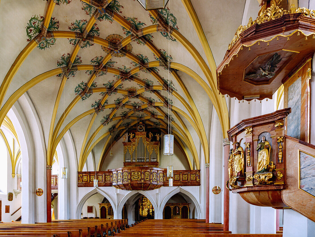 Innenraum der Wehrkirche Kößlarn (Pfarrkirche Heiligste Dreifaltigkeit) mit bemaltem Netzgewölbe und Orgelempore in Markt Kößlarn in Niederbayern in Deutschland