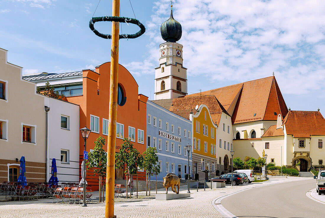  Market square with bronze sculpture of a wild boar &quot;Lucky Boar&quot; by Dominik Dengl and fortified church Kößlarn (parish church of the Holy Trinity) in Markt Kößlarn in Lower Bavaria in Germany 