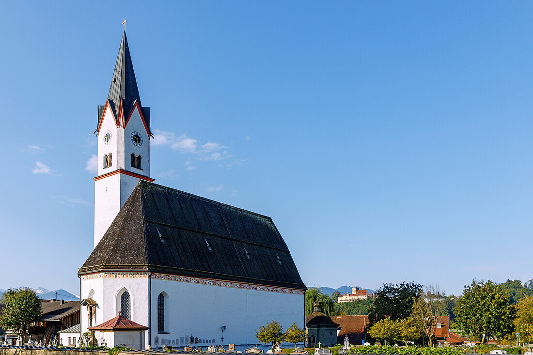  Church of St. Rupert (Holy Trinity Church, branch church of the Most Holy Trinity) in Altenbeuern with a view of Neubeuern Castle in Chiemgau in Upper Bavaria in Germany 