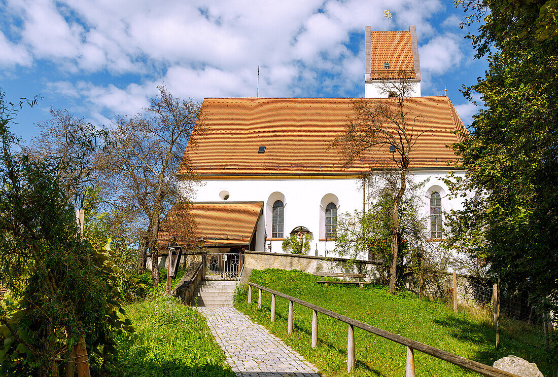 Kirche St. Ägidius und Nikolaus in Grainbach am Samerberg im Chiemgau in Oberbayern in Deutschland