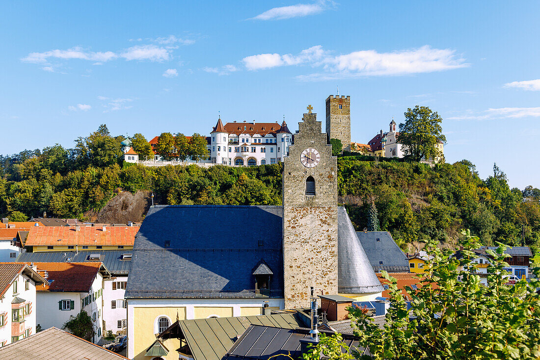 Ausblick vom Aussichtspunkt Haschlberg auf die Pfarrkirche Mariä Unbefleckte Empfängnis und Schloss Neubeuern im Chiemgau in Oberbayern in Deutschland