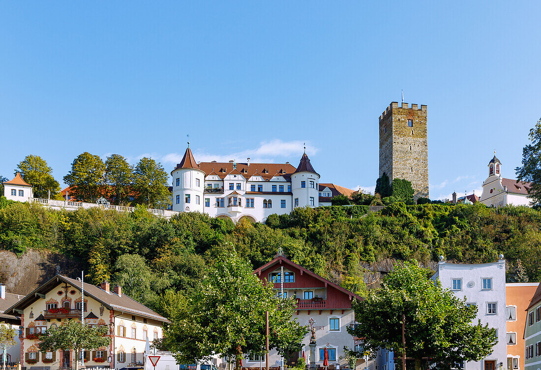  Historic market square with Haus zum Sailer (guest information) with Lüftlmalerei and view of Neubeuern Castle in Neubeuern in Chiemgau in Upper Bavaria in Germany 