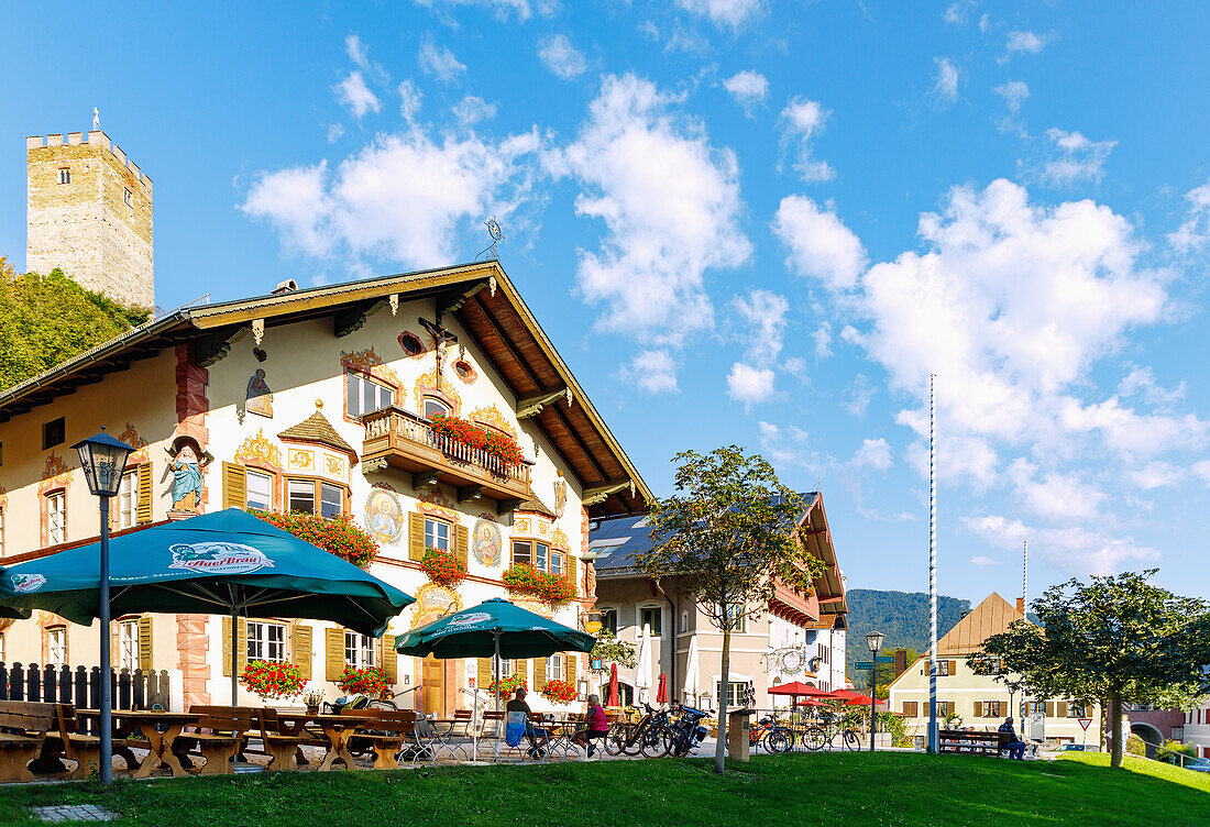  Historic market square with Haus zum Sailer (guest information) with Lüftlmalerei in Neubeuern in Chiemgau in Upper Bavaria in Germany 