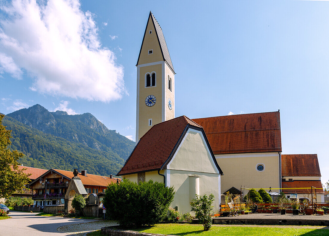  Market square with parish church St. Vitus in Nußdorf am Inn in Chiemgau in Upper Bavaria in Germany 