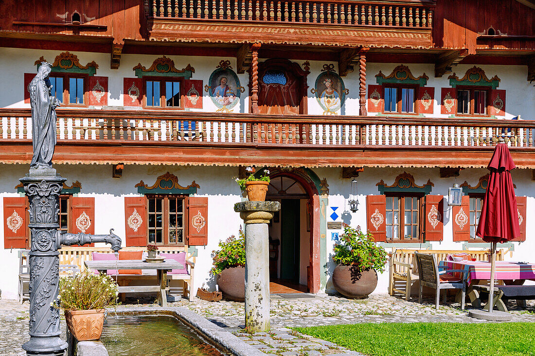 Historisches Haus Schusterhäusl mit Lüftlmalerei in Törwang am Samerberg im Chiemgau in Oberbayern in Deutschland