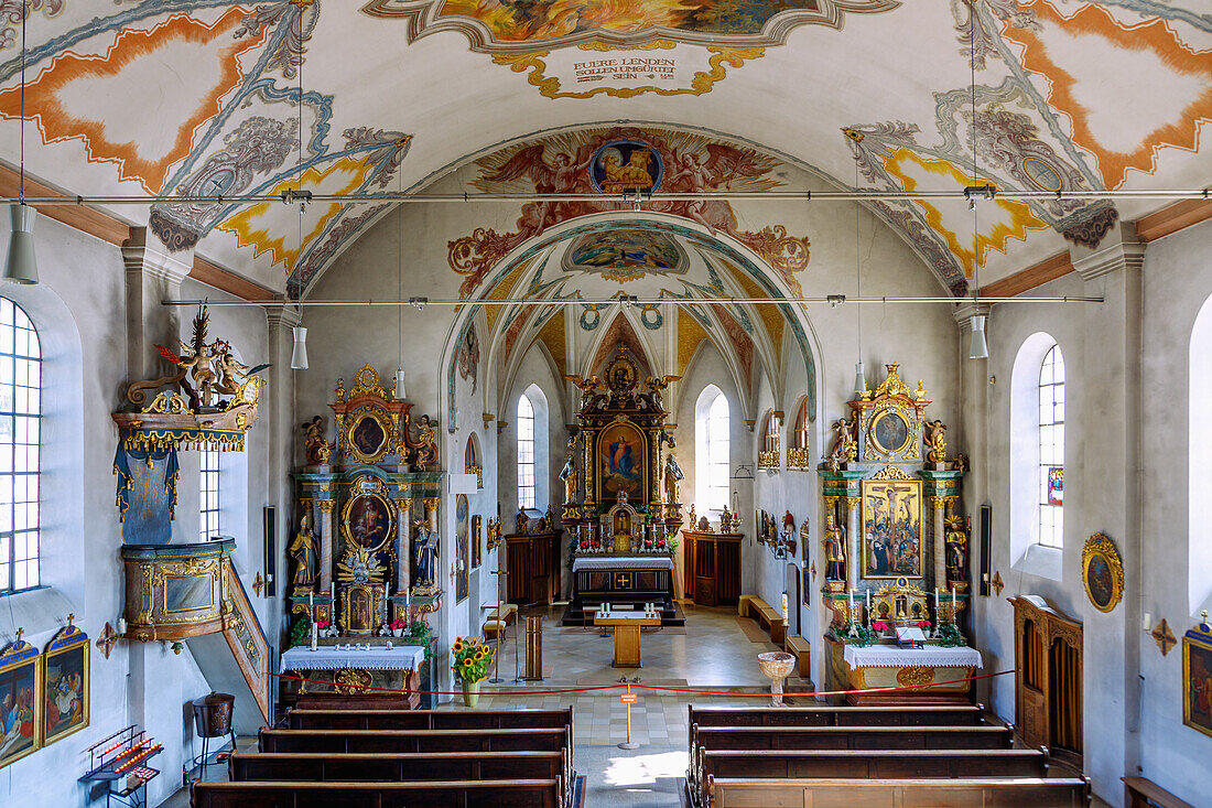 Innenraum der Kirche Maria Himmelfahrt in Törwang am Samerberg im Chiemgau in Oberbayern in Deutschland