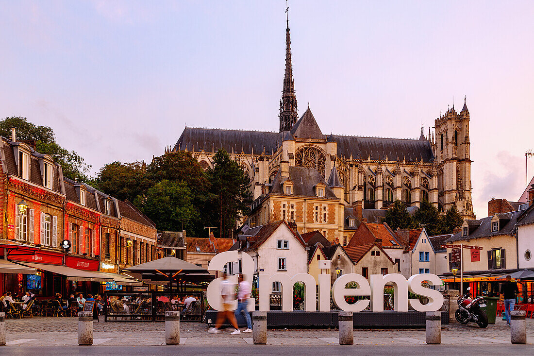 Cathédrale Notre-Dame und Place du Don mit Stadtname in 3D-Buchstaben in Amiens im Département Somme in der Region Hauts-de-France in Frankreich