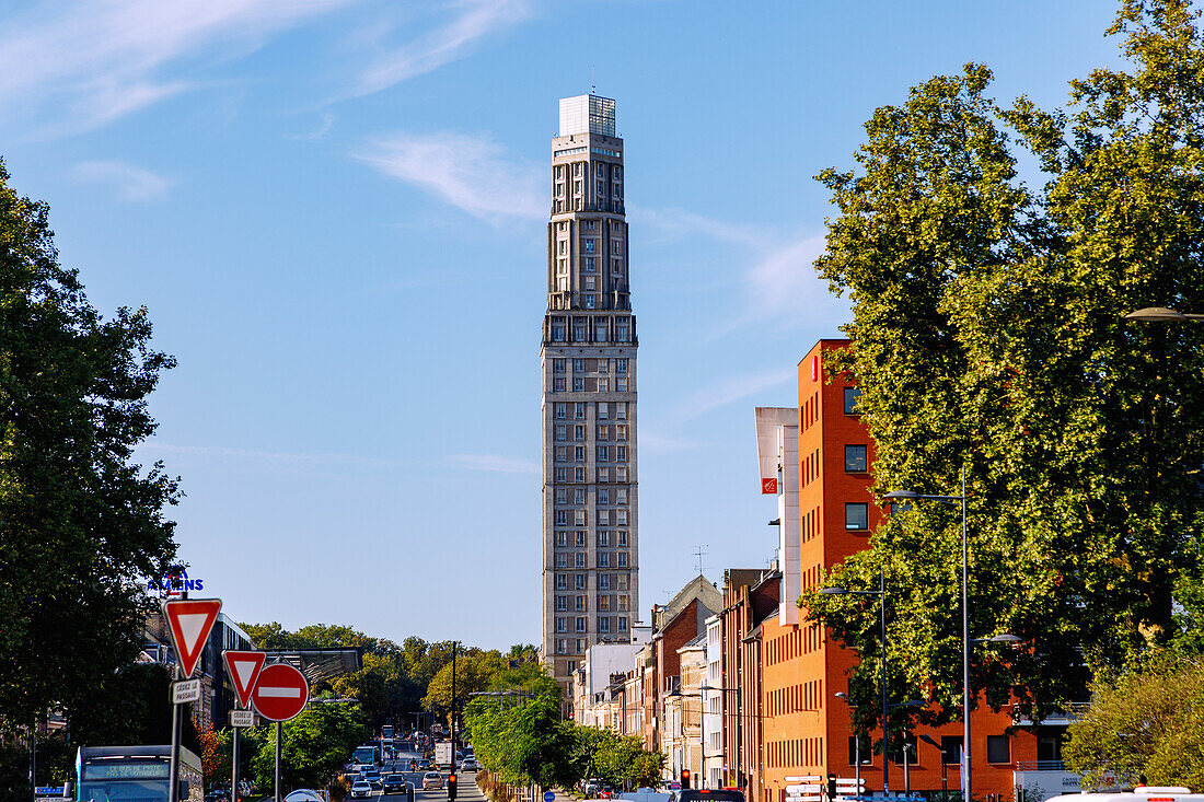 Wohnturm Tour Perret von Auguste Perret vom Boulevard d'Alsace Lorraine in Amiens im Département Somme in der Region Hauts-de-France in Frankreich