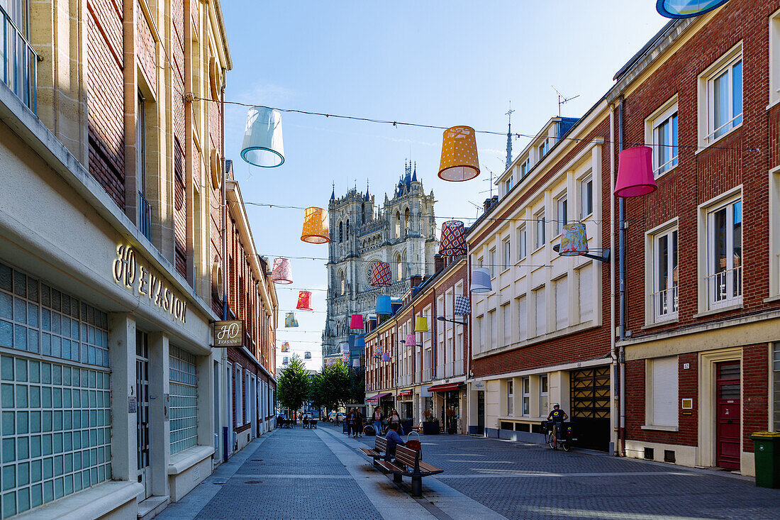 Mit Lampenschirmen geschmückte Straße Rue Dusevel mit Blick auf die Cathédrale Notre-Dame in Amiens im Département Somme in der Region Hauts-de-France in Frankreich